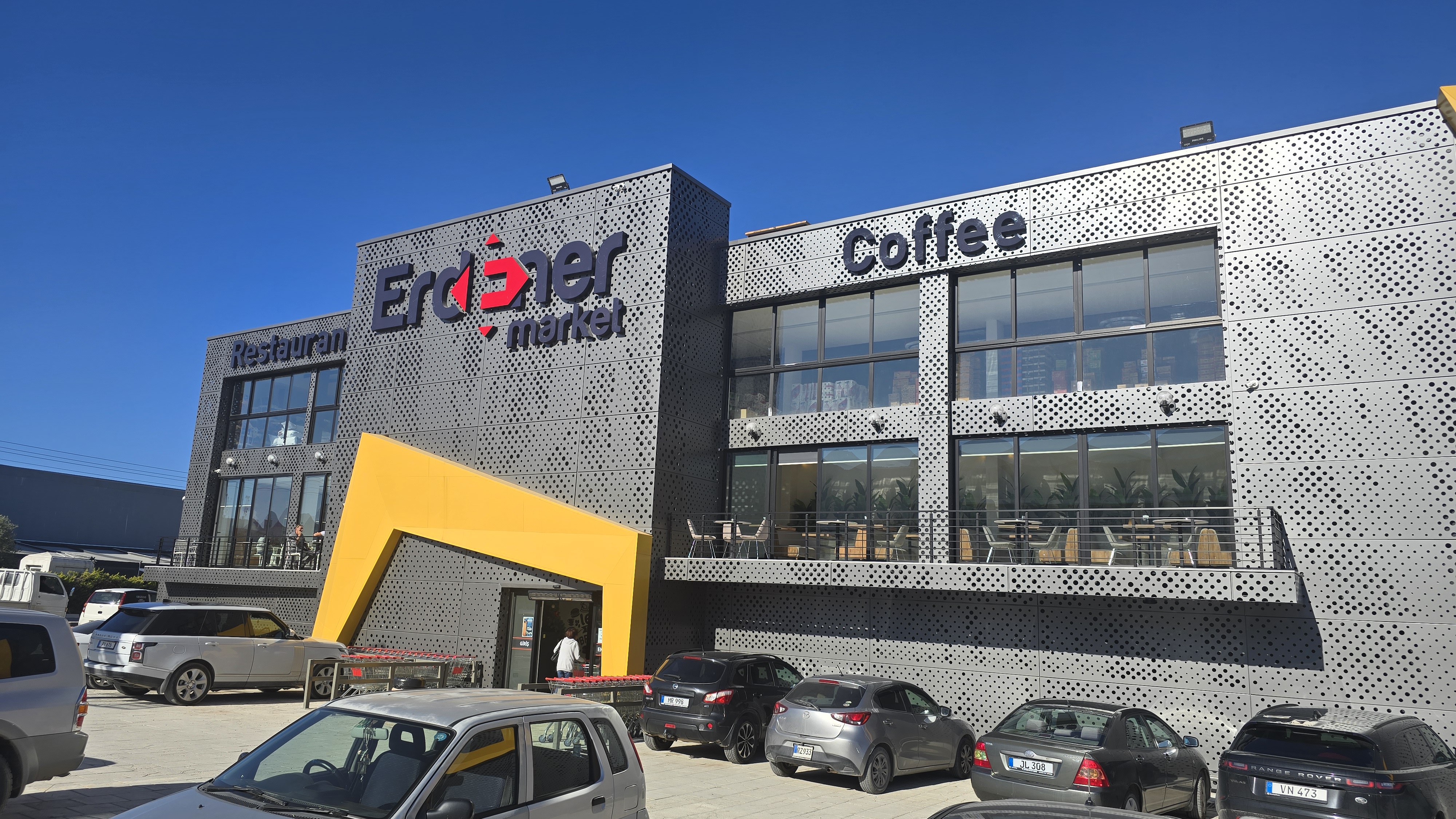 Новый Erdener в Чаталкёе: супермаркет снизу, уютное кафе сверху
